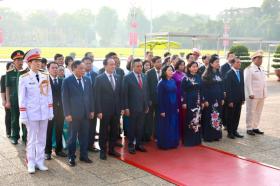  Đoàn đại biểu TP. Hà Nội viếng Chủ tịch Hồ Chí Minh, tưởng niệm các Anh hùng liệt sĩ 第1张