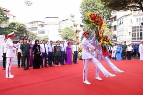  Đoàn đại biểu TP. Hà Nội viếng Chủ tịch Hồ Chí Minh, tưởng niệm các Anh hùng liệt sĩ 第2张