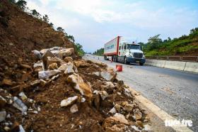 Cả tháng sau mưa bão, cao tốc Nội Bài - Lào Cai vẫn ngổn ngang sạt lở  第8张