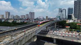 Người dân xếp hàng từ 6h sáng trong ngày đầu trải nghiệm đi metro Nhổn - ga Hà Nội