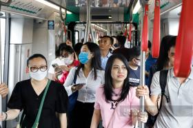 Người dân xếp hàng từ 6h sáng trong ngày đầu trải nghiệm đi metro Nhổn - ga Hà Nội