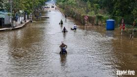 Hết mưa, đường gom đại lộ Thăng Long vẫn ngập sâu, giao thông chia cắt