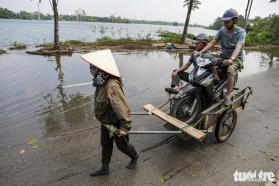 Hết mưa, đường gom đại lộ Thăng Long vẫn ngập sâu, giao thông chia cắt  第5张