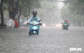 Mưa lớn xuyên đêm, nhiều tuyến phố ở TP Vinh thành 'sông'