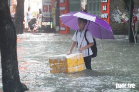 Mưa lớn xuyên đêm, nhiều tuyến phố ở TP Vinh thành 'sông'