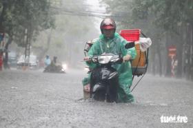 Mưa lớn xuyên đêm, nhiều tuyến phố ở TP Vinh thành 'sông'  第7张