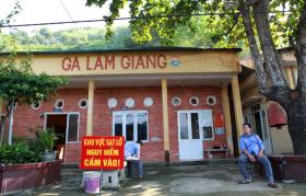 Nguy cơ sạt lở tràn xuống ga Lâm Giang, chưa chạy tàu khách Hà Nội - Lào Cai