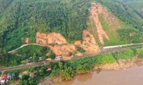 Nguy cơ sạt lở tràn xuống ga Lâm Giang, chưa chạy tàu khách Hà Nội - Lào Cai  第6张