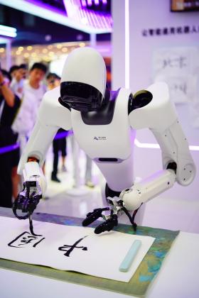 'Binh đoàn' robot hình người gây ngỡ ngàng tại Triển lãm thế giới 2024  第3张