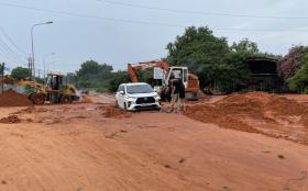 Hễ mưa lớn, cát đỏ trên đồi ở Phan Thiết lại tràn xuống ngập đường