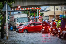 TP.HCM đón đợt triều cường đầu mùa, xe máy dắt bộ, hơi quay  第1张