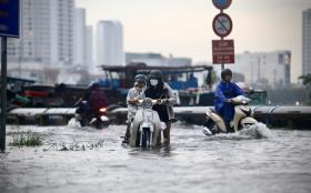 TP.HCM đón đợt triều cường đầu mùa, xe máy dắt bộ, hơi quay  第2张