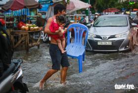 TP.HCM đón đợt triều cường đầu mùa, xe máy dắt bộ, xe hơi quay đầu