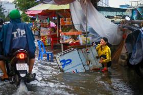 TP.HCM đón đợt triều cường đầu mùa, xe máy dắt bộ, xe hơi quay đầu