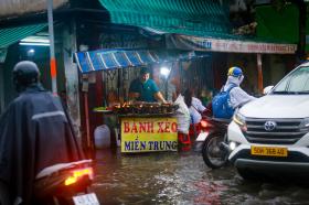 TP.HCM đón đợt triều cường đầu mùa, xe máy dắt bộ, xe hơi quay đầu