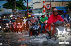 TP.HCM đón đợt triều cường đầu mùa, xe máy dắt bộ, xe hơi quay đầu