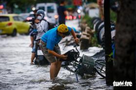 TP.HCM đón đợt triều cường đầu mùa, xe máy dắt bộ, hơi quay  第11张