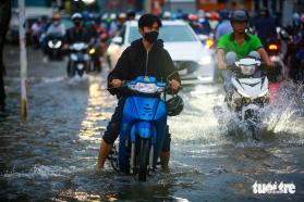 TP.HCM đón đợt triều cường đầu mùa, xe máy dắt bộ, hơi quay  第12张