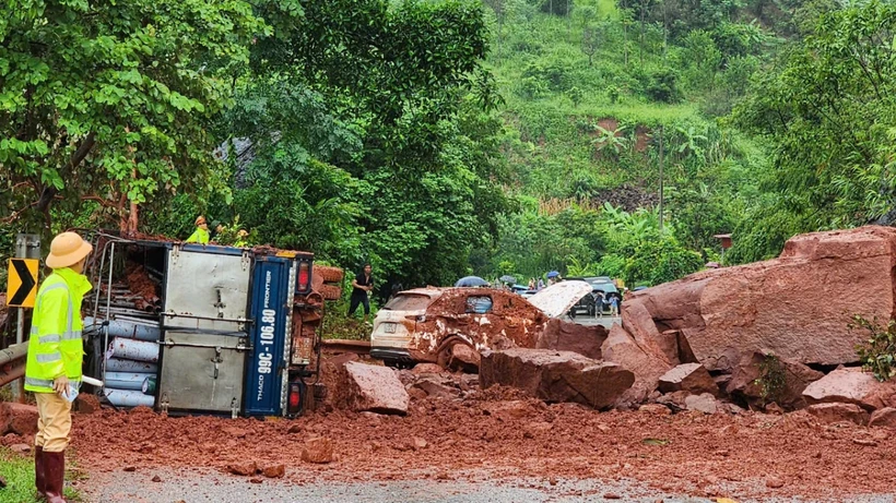  Sơn La: Sạt lở đá trên Quốc lộ 6 làm hư hỏng 2 xe ôtô, 8 người bị thương 