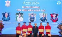  Hiệu trưởng Trường ĐH Y Hà Nội nhắn nhủ thủ khoa, sinh viên xuất sắc 