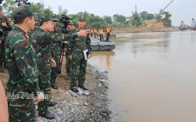 Tiến hành lắp cầu phao qua sông Hồng thay thế tạm thời cầu Ph&#111;ng Châu