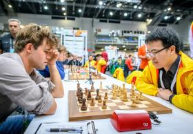 Lê Quang Liêm dùng Hậu đổi bộ ba Xe Tượng Mã của Magnus Carlsen và cái kết!