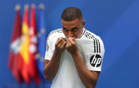 Mbappe ra mắt Real Madrid hoành tráng, khiến CĐV phát cuồng vì một cử chỉ