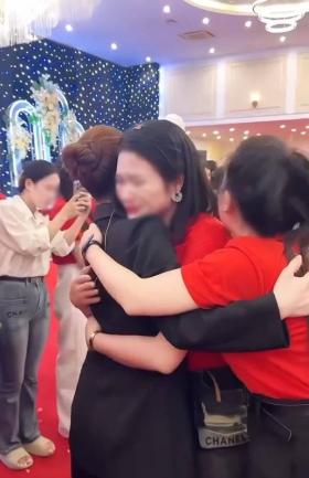 Team building bước trên hoa hồng gai gây tranh cãi: Hoạt động nhẹ nhàng?  第11张