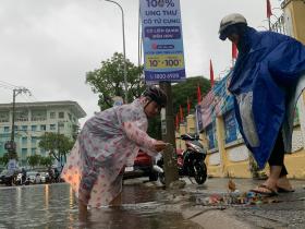 Nhiều tuyến phố ở Đà Nẵng bị ngập từ sáng sớm do mưa lớn