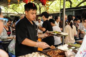 &quot;Bữa Cơm Yêu Thương&quot;: Tuổi trẻ chọn sẻ chia lòng nhân ái  第5张