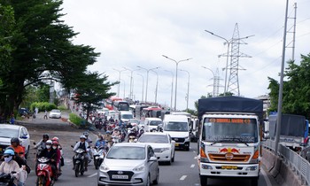  Sạt lở gần 2km bờ biển, nhiều hồ nuôi tôm ở Quảng Bình bị xoá trắng 第12张