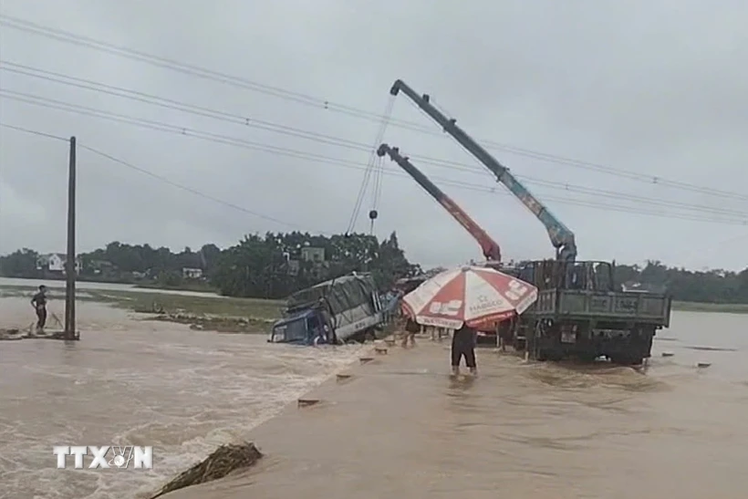  Thanh Hóa: Mưa lũ cuốn trôi người và một xe tải chở cây keo giống 第1张